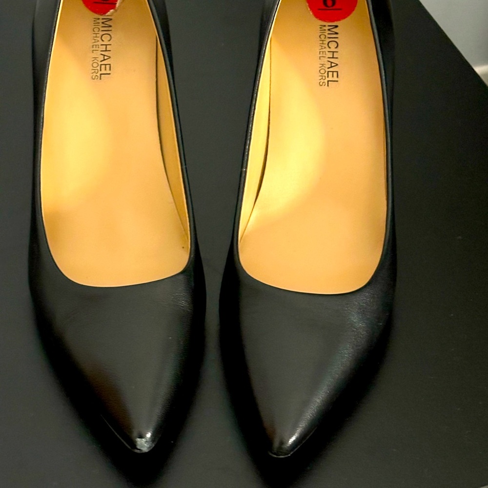 Black Michael Kors classic pump sz6
